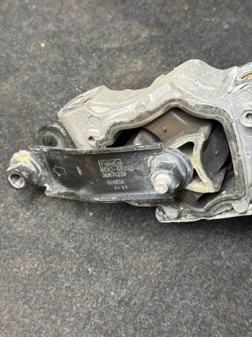 Подушка (опора) двигуна, нижня LR011835 LAND ROVER