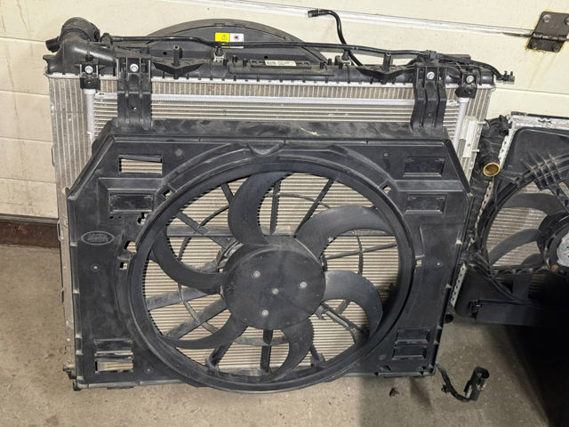 Радіатор охолодження LR034553 LAND ROVER