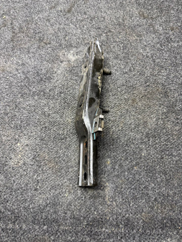 Кронштейн передньої балки LR038789 LAND ROVER