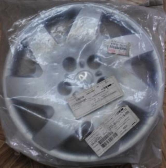 Ковпак колісного диска на Toyota Camry (V30)