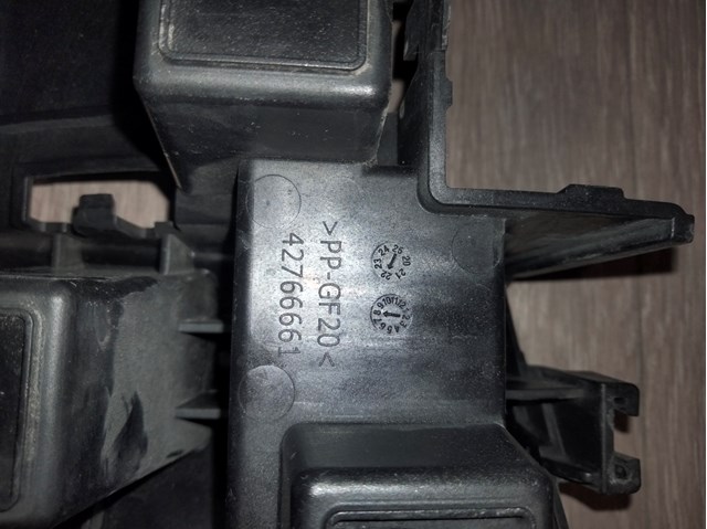 Кронштейн бампера заднього, лівий 42766661 General Motors