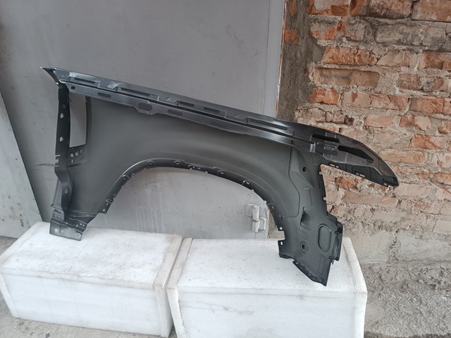 Бічна частина передня ліва Land Rover LR131387