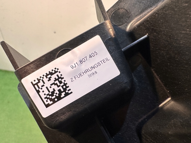 9J1807405 Porsche Напрямна заднього бампера, ліва