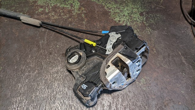 Замок водійських дверей на Toyota Auris UKP E15