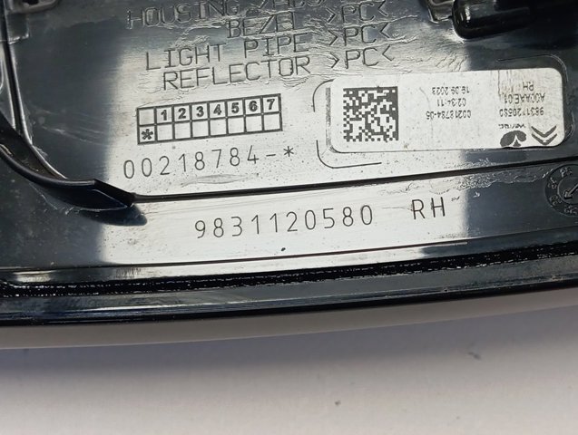 Фара задня права внутрішня Peugeot/Citroen 9831120580