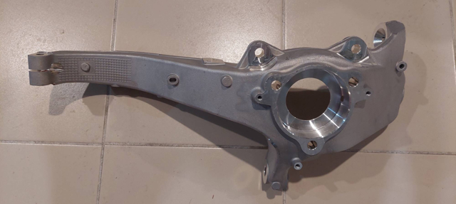 Купити 118831100E Tesla Цапфа поворотного кулака
