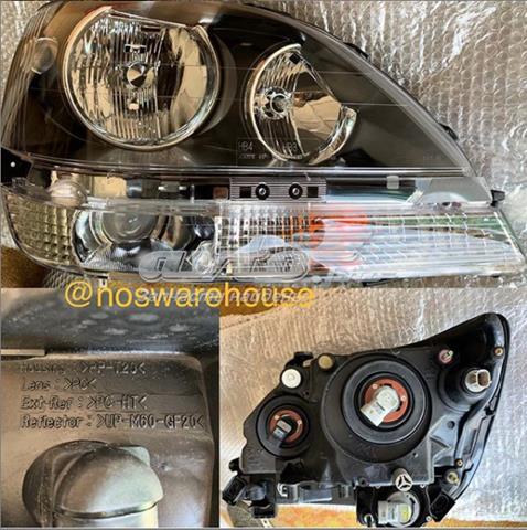 Фара правая Toyota 8111048080 ціна, від 215.86 USD