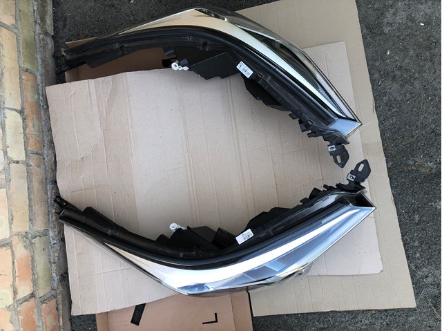 Купити 81110F4180 Toyota Права блок фара