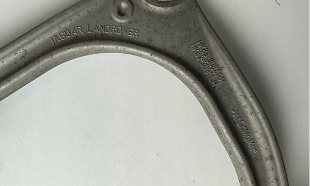 Важіль передньої підвіски верхній, правий LR090502 Land Rover