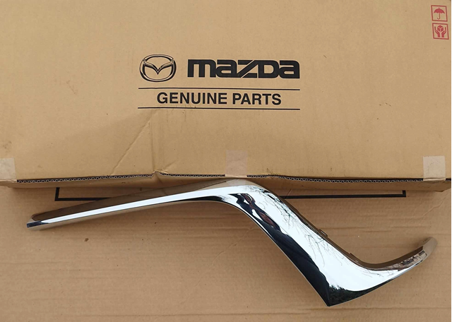 Молдинг решітки радіатора, правий KAAA507J0A Mazda