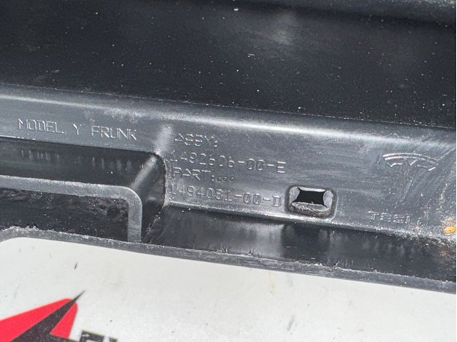 Облицювання багажного відсіку, переднє Tesla Motors 149260600E ціна, від 42.33 USD