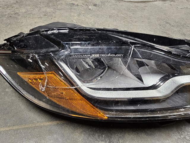 T2H57021 Jaguar Фара правая
