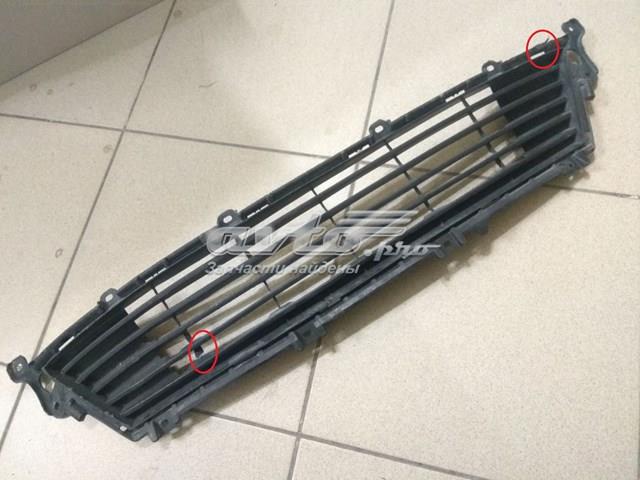 Решітка переднього бампера, центральна 5311233150 Toyota