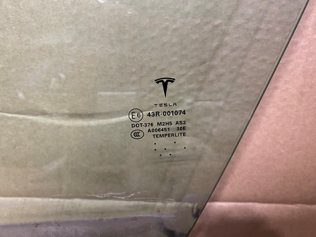 600654700E Tesla Скло водійських дверей