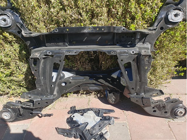 Балка задня 32268546 Volvo