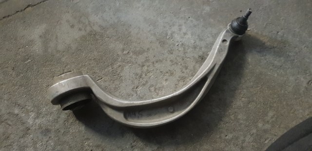 8W0407696A VAG Важіль передньої підвіски нижній, правий
