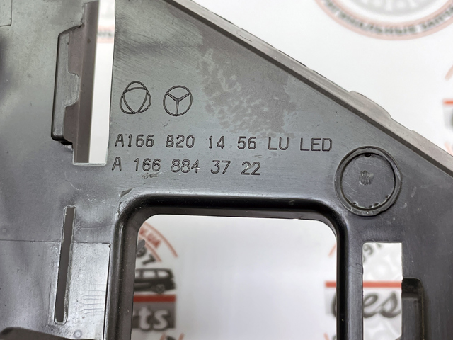Решітка протитуманних фар ліва Mercedes A1668843722