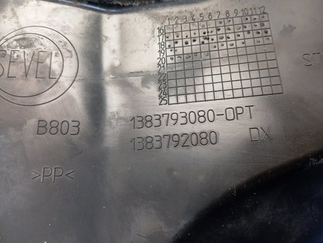 Підкрилки передні праві Signeda PCT11047AR