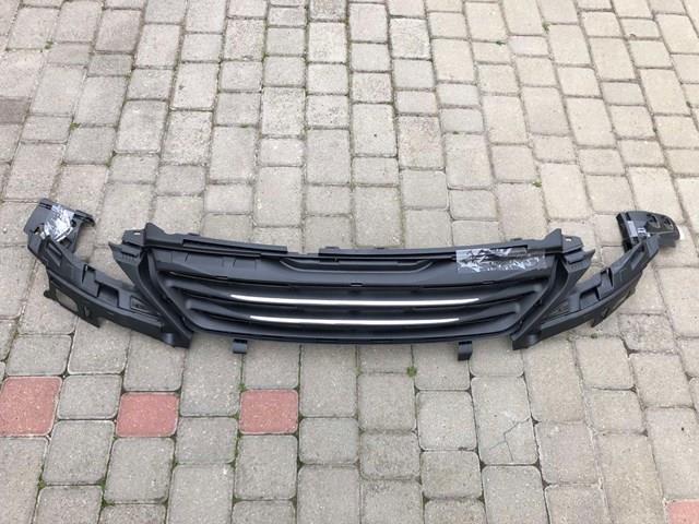 Решітка радіатора 1610745180 Peugeot/Citroen