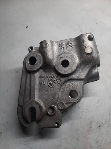 Кронштейн подушки (опори) двигуна, лівої 9805300680 Peugeot/Citroen