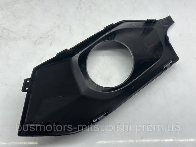 8321A644 Mitsubishi Заглушка, решітка протитуманних фар бампера переднього, права