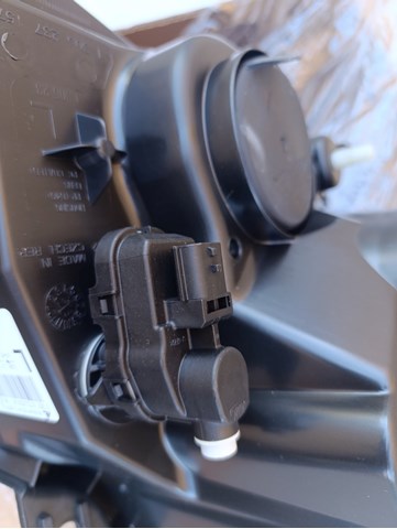 Основна фара в зборі ліва Magneti Marelli LPP952 ціна, від 234.50 USD