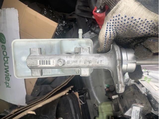 Бачок головного гальмівного циліндру на Renault Trafic II FL