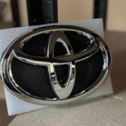 Емблема решітки радіатора 753100K060 Toyota
