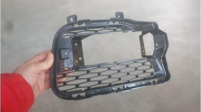 Заглушка/ решітка протитуманних фар бампера переднього, ліва DK6217K947AA Land Rover