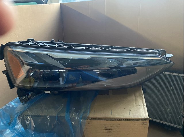 Купити 4J3941086B VAG Права блок фара