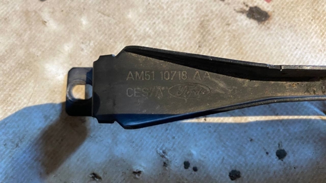Купити AM5110718AA Ford Кріплення/підставка акумулятора (АКБ)