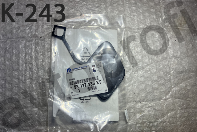 98117135XT Peugeot/Citroen Заглушка бампера буксирувального гака, передня