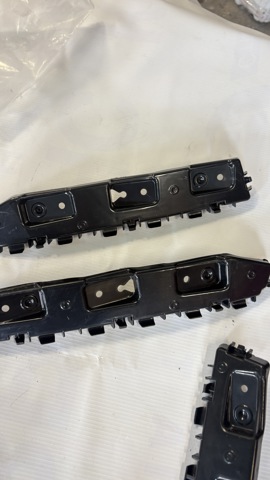 Направляюча заднього бампера, права LJ6Z17D942C Ford