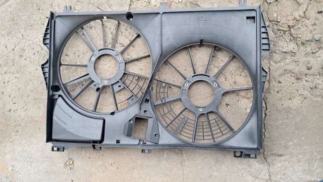 Дифузор (кожух) радіатора охолодження 1671131550 Toyota