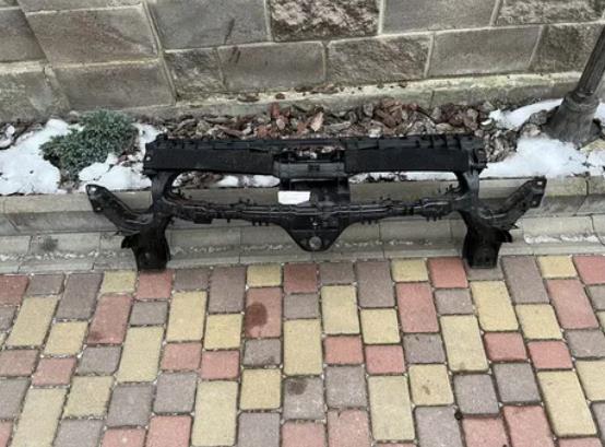 Рамка радіатора LK218B041AA Ford