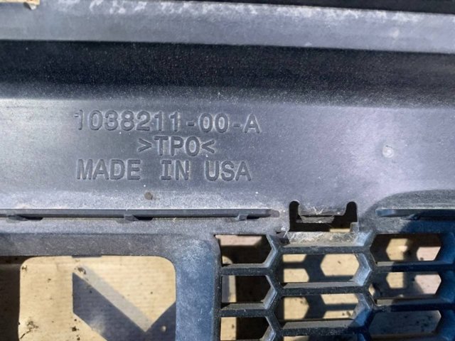 103821100A Tesla Решітка переднього бампера