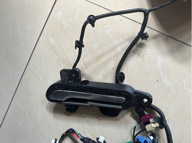 106896400L Tesla Замок водійських дверей