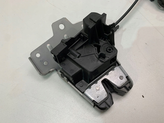 Замок дверей багажника Volvo 32149884 ціна, від 25.34 USD