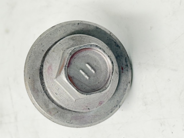 Болт кріплення амортизатора заднього на Toyota Sequoia  K6