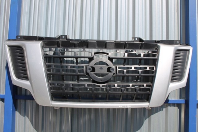 Решітка радіатора 62310BZ50A Nissan/Infiniti