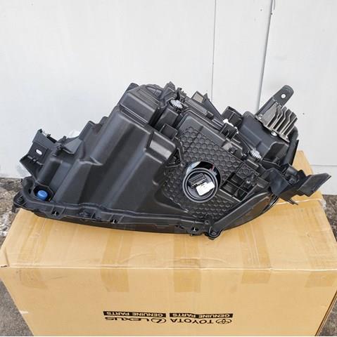 Права блок фара Toyota 8114560Q50 ціна, від 1583.66 USD