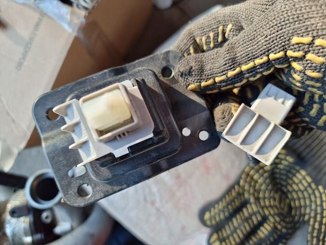Кронштейн решітки радіатора KB8A50151 Mazda