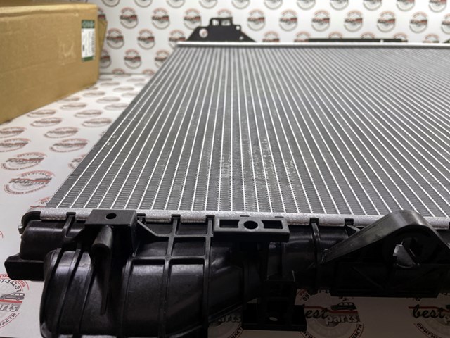 LR162127 Land Rover Радіатор охолодження двигуна