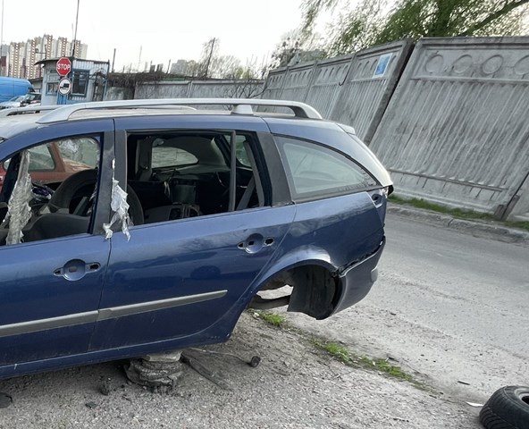  Скло багажного відсіку, ліве Renault Laguna 2