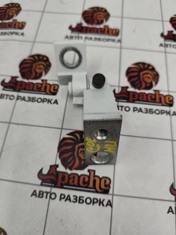 Фіксатор/петля (зацеп) замка дверей передньої VAG 5NA823186D