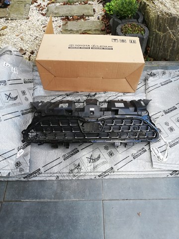 531010DB40 Toyota Решітка радіатора