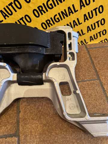 Подушка (опора) двигуна, права DGK539060 Mazda