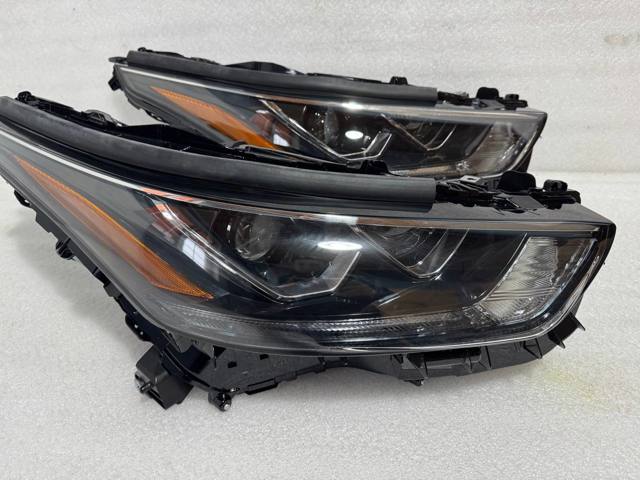 Купити 811100E521 Toyota Права блок фара