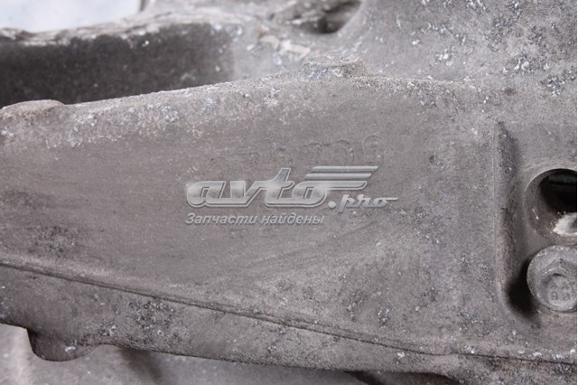 C2P12735 Jaguar Цапфа поворотна права