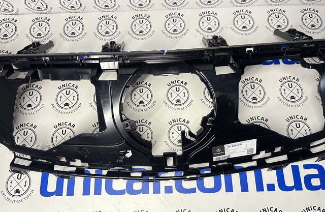Кронштейн решітки радіатора Mercedes A2978886700 ціна, від 198.83 USD